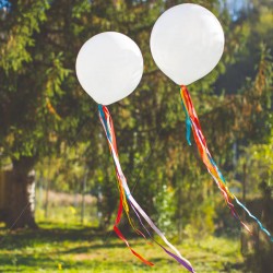 PALLONE LATTICE 50cm BIANCO PERLA CON NASTRI COLORATI