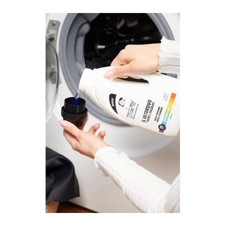 DETERSIVO PER CAPI SCURI E COLORATI CON IGIENIZZANTE 1000ml IL BUCATO DI ADELE