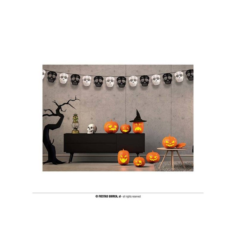 FESTONE CARTA CON TESCHI BIANCHI E NERI 2,75mt